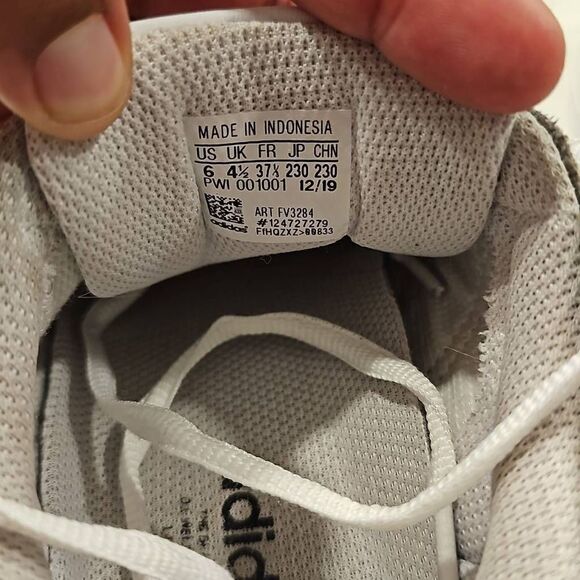 Adidas Superstar. Youth size 6. - Picture 8 of 8